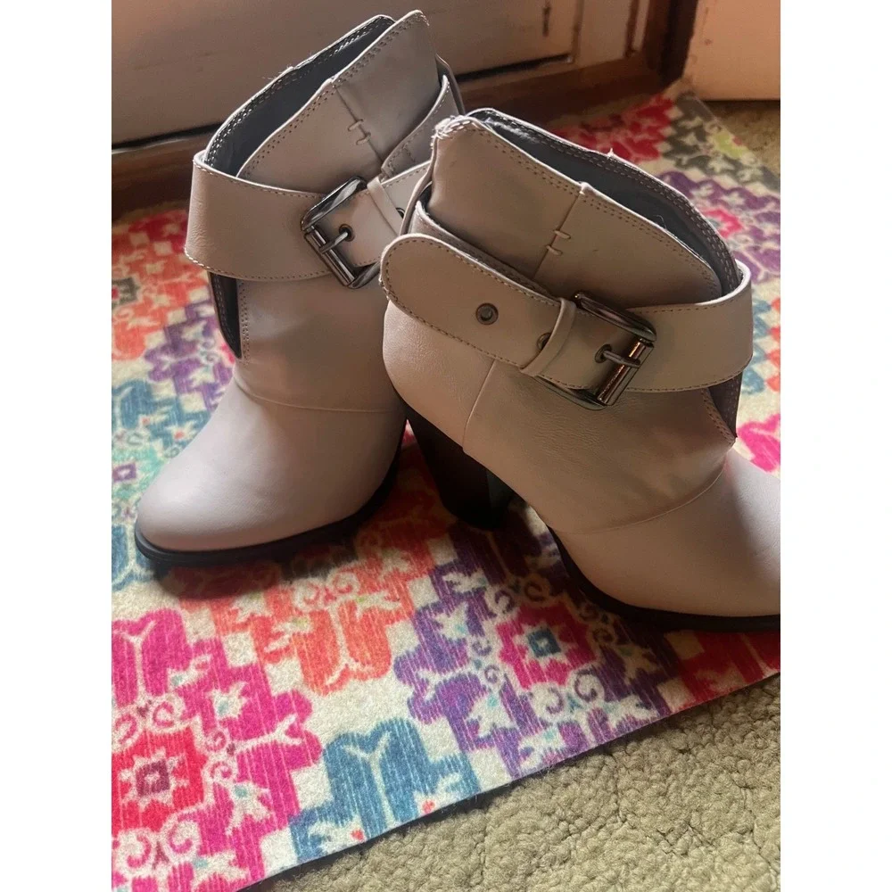 Women's Leila Stone Gray Boots Size 5.5‎